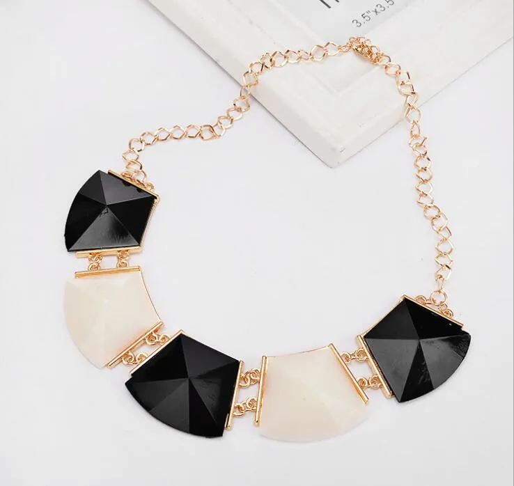 Short style necklace female collarbone exaggerated black and white big square short necklace vintage clothing accessories pendant WQ28