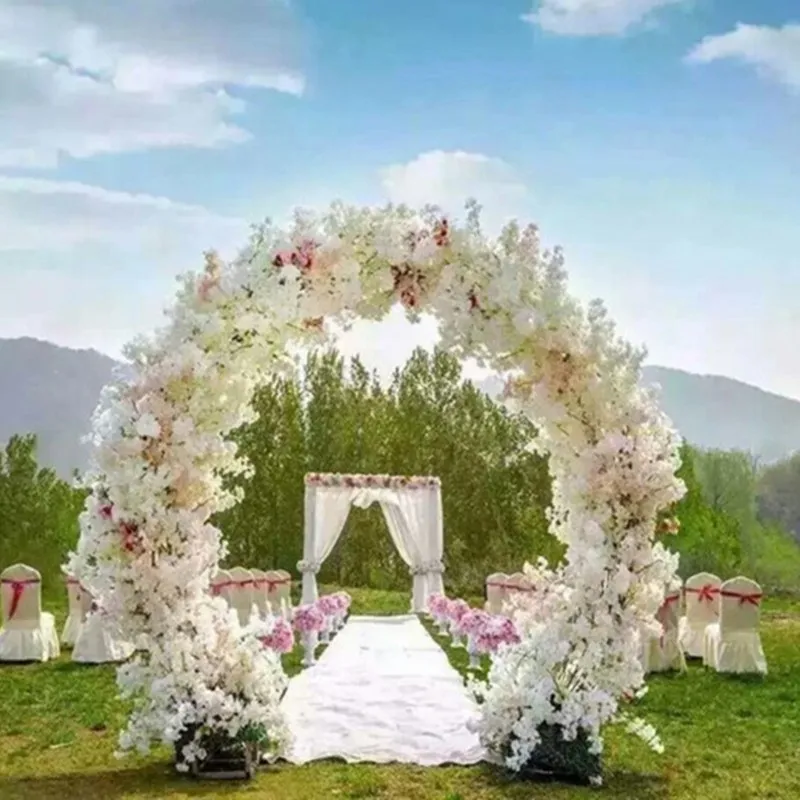 O şekil düğün Merkezi adet Metal Düğün Kemer Kapı Asılı Çelenk Çiçek Düğün Olay Dekor Için Kiraz çiçekleri ile Duruyor