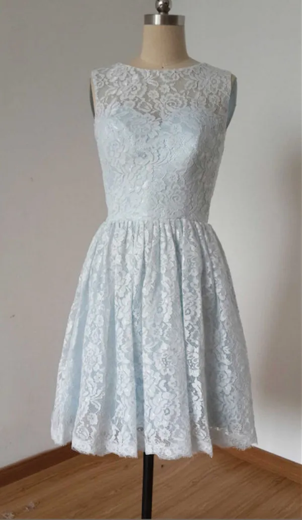 Knä längd klänningar billig kort brudtärna klänning blek blå ren nacke ärmlös land spets brudtärna klänningar för bröllop