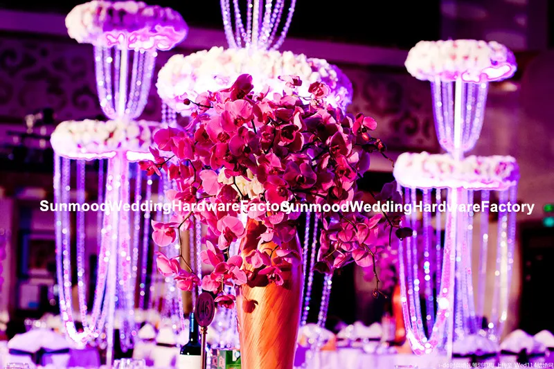 Tafelcenterpieces met opbergkristal en bloemstribune trouwfase decoratie