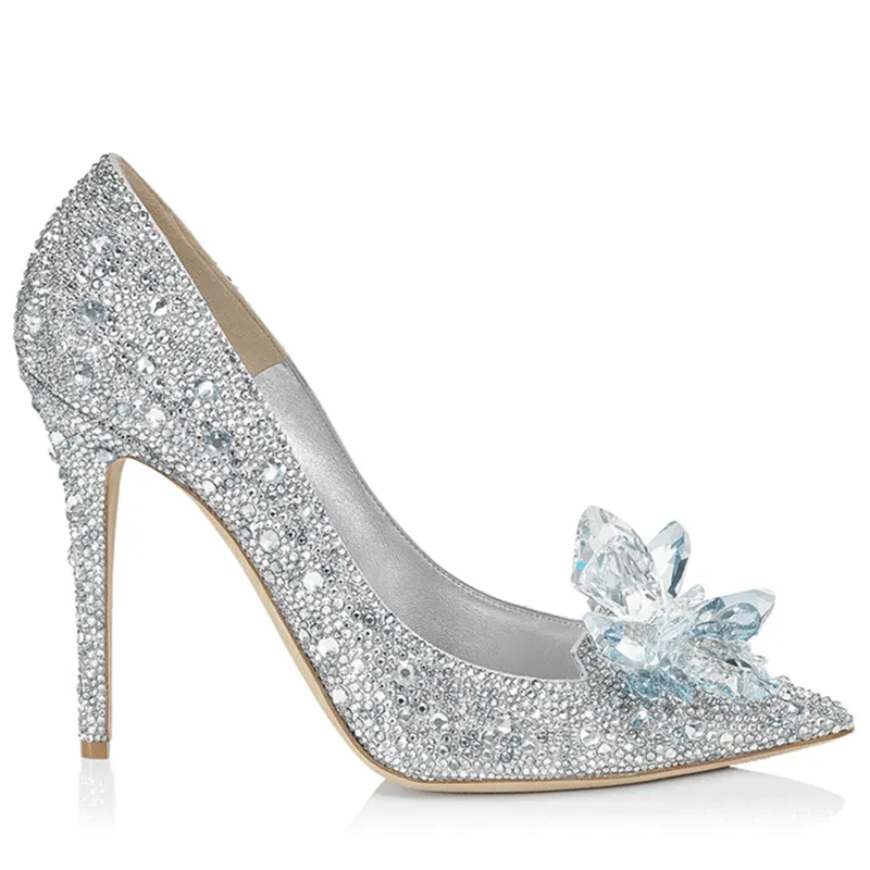 Glittrande stiletthälskristaller Bröllopsskor för brudpärlade lyxdesigner klackar Askepottpumpar Poined Toe Rhinestones Bridal2480