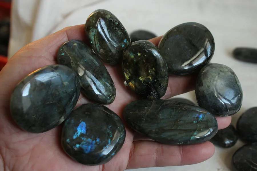 Holiday Gift Natural Tumbled Stone Crystal Quartz Palm Palm Pendant Healing Reiki Raimbow Labradorite Moonlight Polished Gemstone9381790