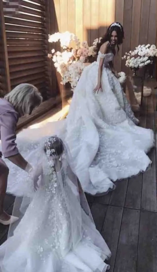 Underbar av axelkula klänning bröllopsklänningar flora spets applikationer domstol tåg brudklänningar skräddarsydda saudiarabiska bröllop vestidos