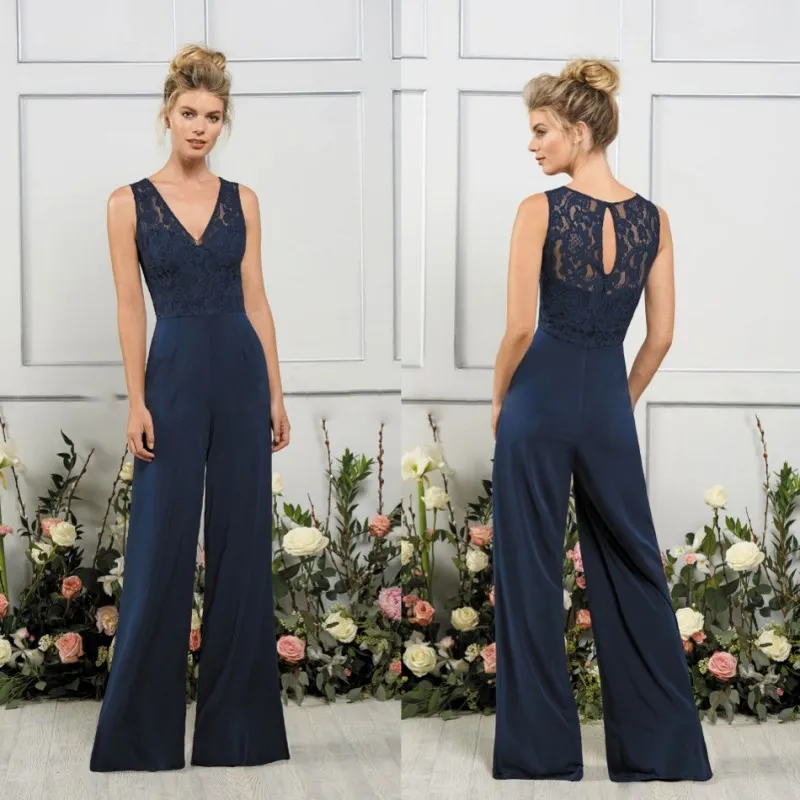 2018 Jasmine Jumpsuits Brudtärnor Klänningar V-hals Mörk Marinblå Maid of Honor-klänningar Strand Billigt Bröllop Gästfestklänning Vestidos De Novia