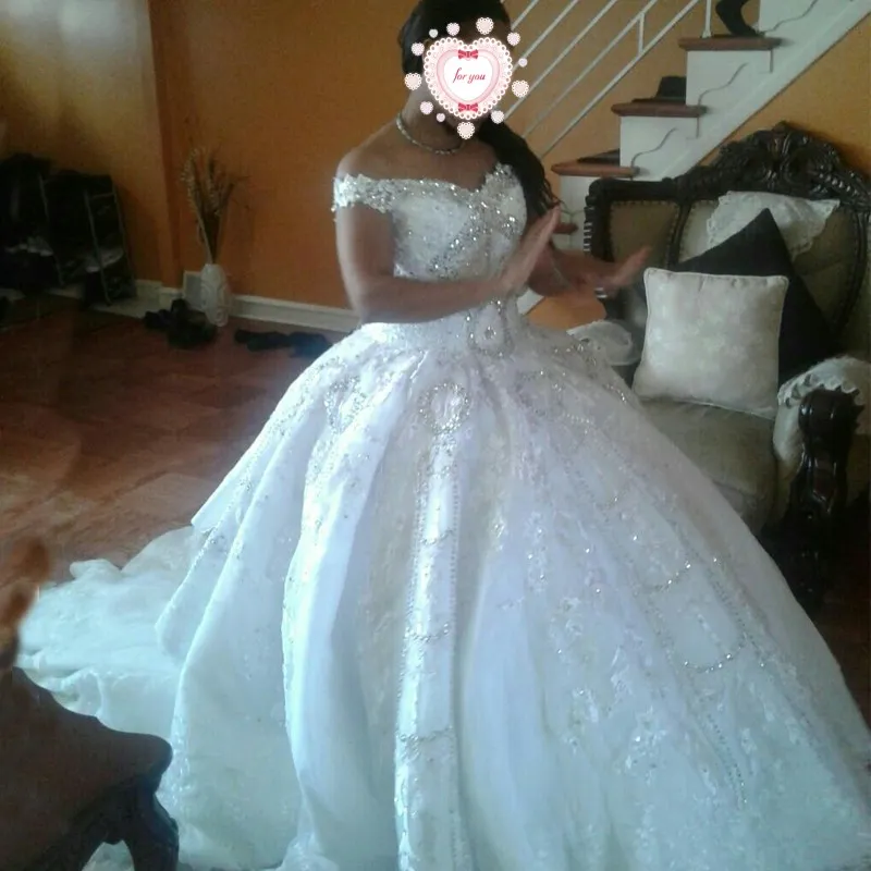 Robe de mariée de luxe robe de bal sur l'épaule cristaux scintillants perles paillettes dentelle appliques robes de mariée gonflées avec jupon gratuit