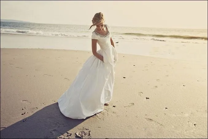 2018 Billiga A Line Bröllopsklänningar Scoop Neck Cap Sleeves Pärlor Crystal Beach Bohemian Fickor Lång Vestidos Boho Plus Storlek Bröllopklänningar