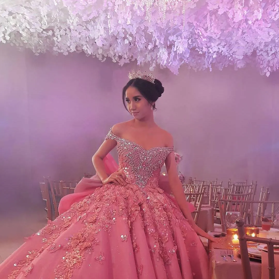 Förtrollning Princess Dubai Bröllopsklänningar Lyxpärlor Crystal Off Shoulder Bridal Gown Glamorös 3D Floral Appliques Big Bow Bröllopsklänning