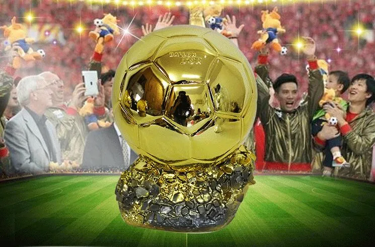 Troféu Melhor Jogador Futebol Bola De Ouro Prêmio Ballon - R$ 1.289,9