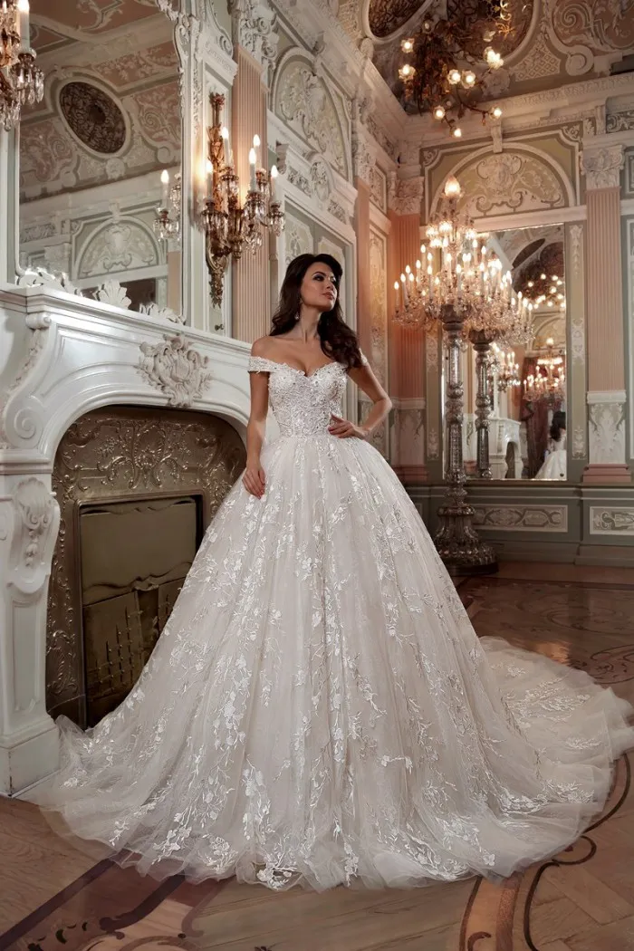 2020 Designer Off the Shoulder Wedding Dresses Luxury Ball Gown Appliqued Lace Wedding Dress Chapel Train Bridal Gowns