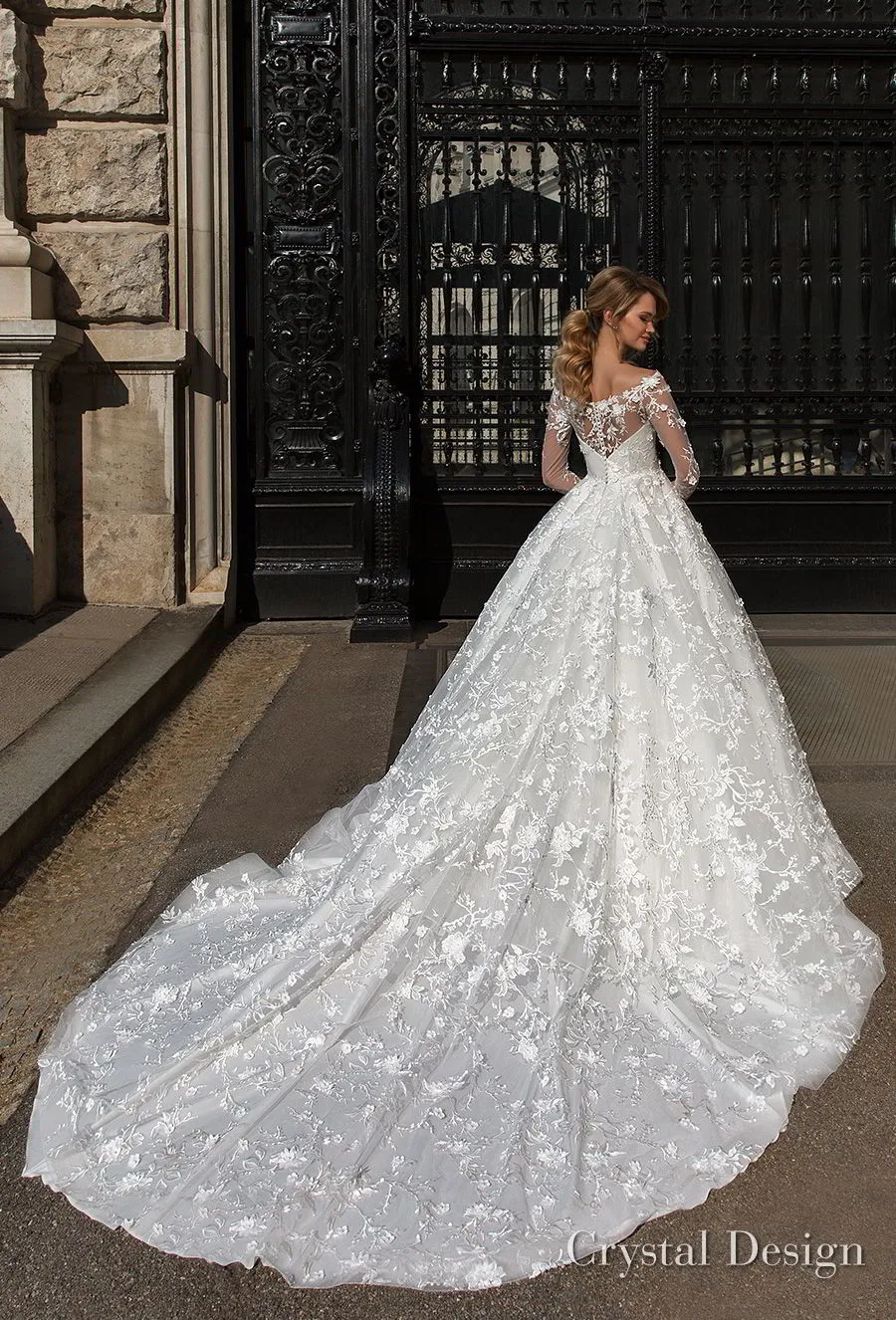 2018 wunderschöne Designer Brautkleider mit schiere langen Ärmeln mit Rundhalsausschnitt voller Spitze applizierte Brautkleider Sweep Zug nach Maß