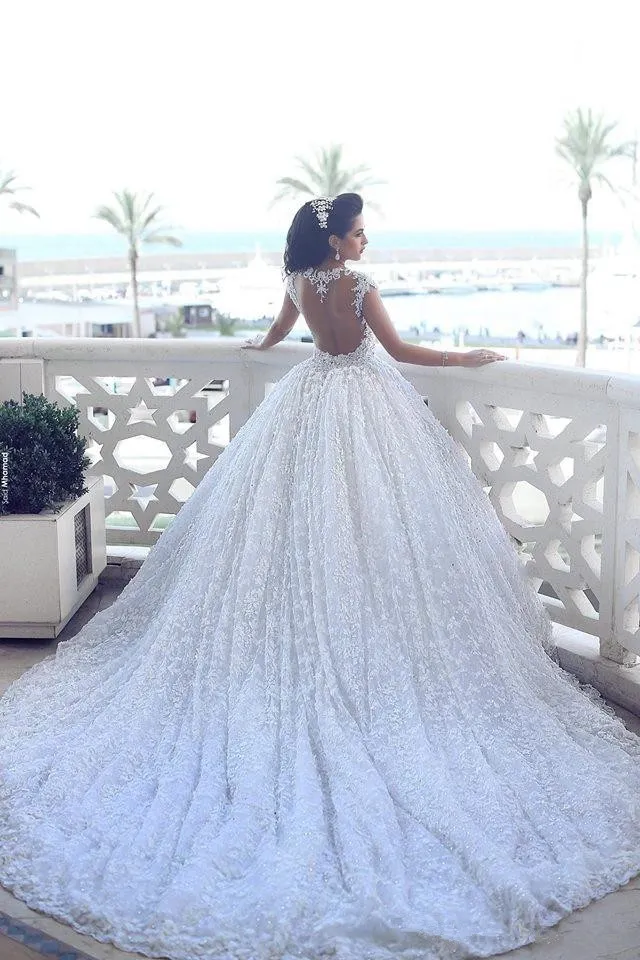 2018 Billiga Arabiska Ball Gown Bröllopsklänningar Sweetheart Full Lace Pärlor Bling Cap Sleeves Court Train Backless Plus Storlek Formella Bröllopklänningar