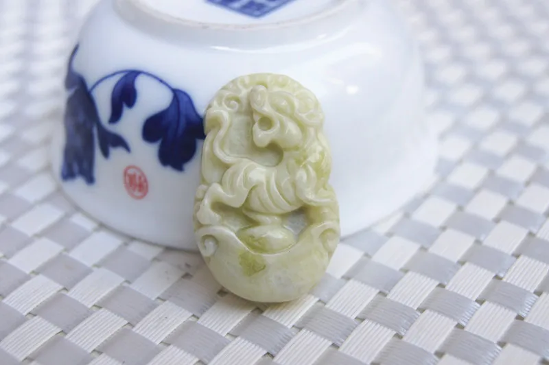 Sculpté à la main - comté de lantian, province du shaanxi - jade jaune volant blanc 12 zodiaque chinois tigre - pendentif collier elliptique amulette