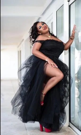 セクシーな黒プラスサイズのウエディングドレスサイドスプリットチュチュチュールオフショルダーパーティードレス女性フォーマルウェアアフリカのイブニングガウン