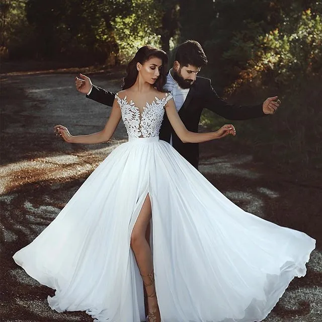 2018 Sexy rückenfreie Brautkleider, Spitzenapplikation, durchsichtig, Juwelenausschnitt, ärmellos, seitlich geschlitztes Hochzeitskleid, glamouröse Dubai-Brautkleider aus Chiffon