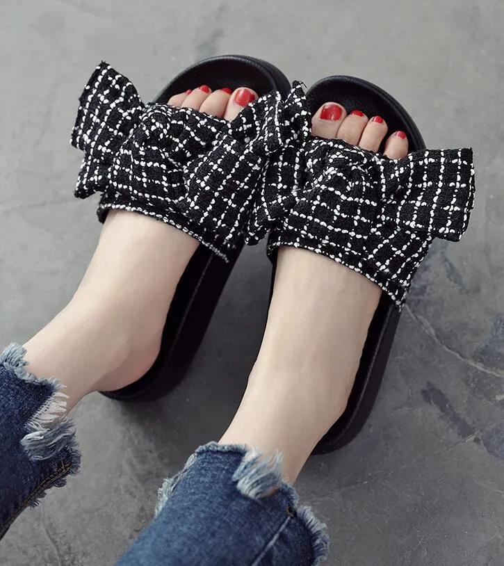 2018 High quality designer slippers clip feet flip style European lines style Shoes luxury Outdoor Beach Slipper Slide Sandals With Shoes