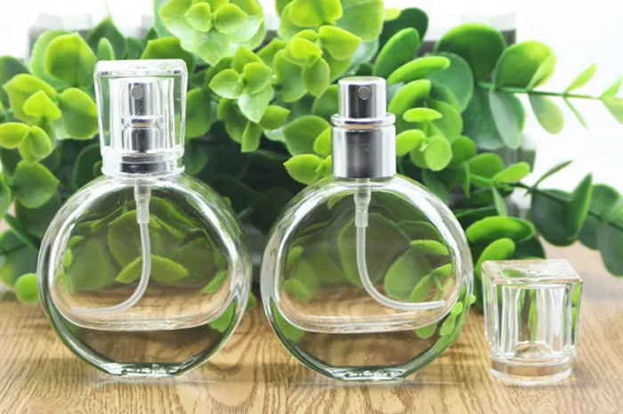 Hurtowe niesamowite butelki dołupkowe szkła 25ml puste butelki pompy perfumy ze srebrnym opryskiwaczem i czysta czapka