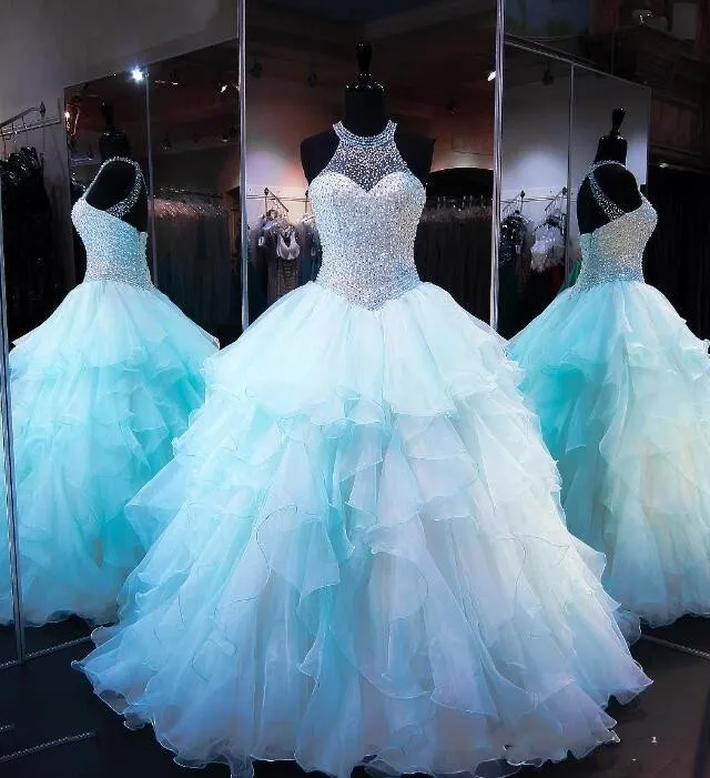 Abito da ballo in organza con volant blu ghiaccio Abiti stile Quinceanera Perline di lusso Corpetto con perle Abiti da ballo con lacci Abito dolce 16 per ragazze