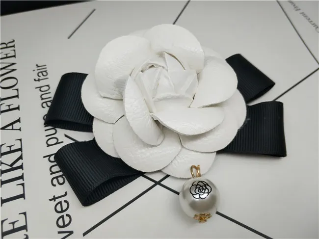 65 cm White Camelia Flower Brosch Women Camellia Brosches Pins Famous Brand Pearl Pendant White Flower Brosch Pin For Wedding1559810