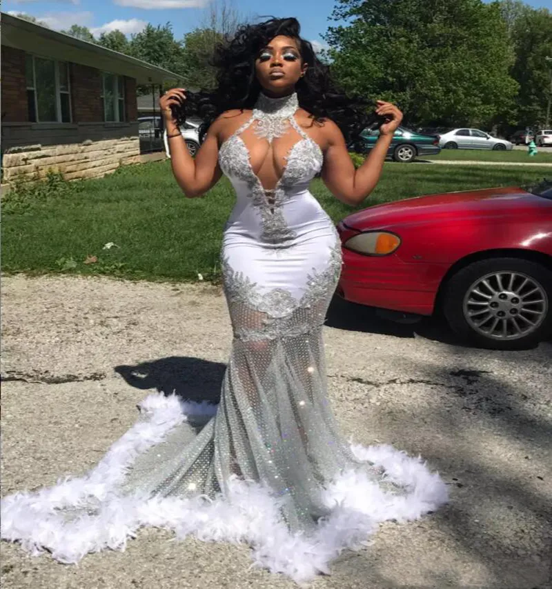 2018 Sexy African See przez Halter Mermaid Prom Dresses Piór Koronki Aplikacje Rękawów Suknie Wieczorowe Plus Size Vestidos de Festa