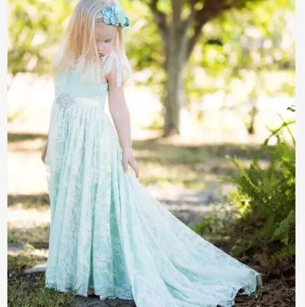 Härlig Bohemian Lace Flower Girl Dresses Mint Green Turkos Girls Dress Crystals Sash Open Back Kids Formal Weare för Boho Bröllopsfest