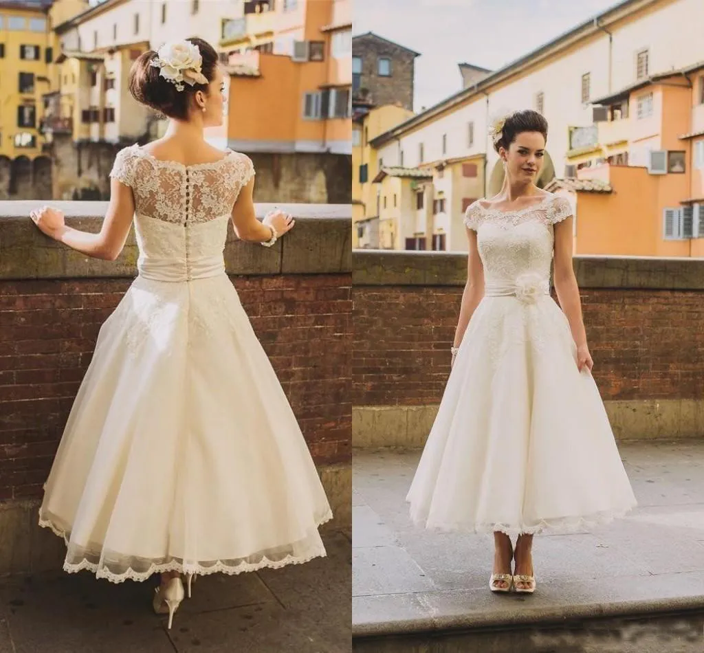 2018 Ny Vintage A Line Wedding Dresses Scoop Neck Kort ärmar TEA Längd LACE Appliced ​​Garden Wdding Brida klänning