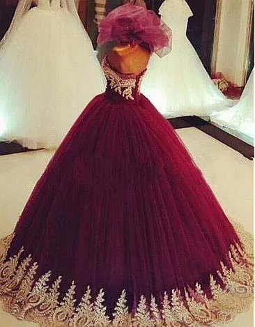 2019 Burgundia Quinceanera Dress Princess Arabic Dubai Gold Aplikacje Słodkie 16 Wieków Długie Dziewczyny Party Party Pageant Suknia Plus Size Custom