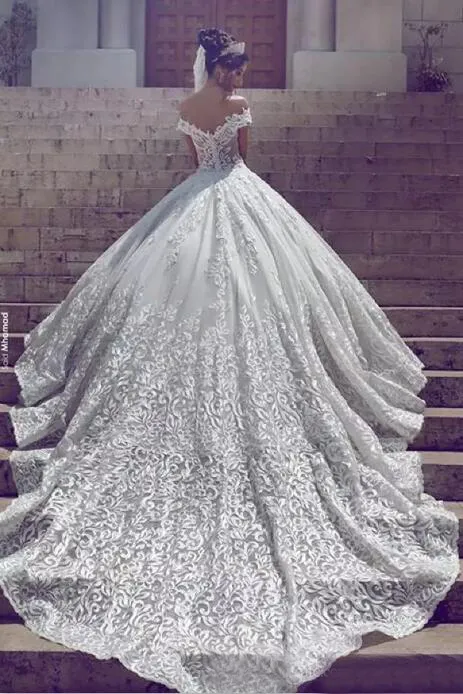 Gorgeous 2019 Special Lace Ball Gown Bröllopsklänningar Prinsessan utanför axeln Puffy Chapel Train Bridal Gowns Lyxig skräddarsydd En1202