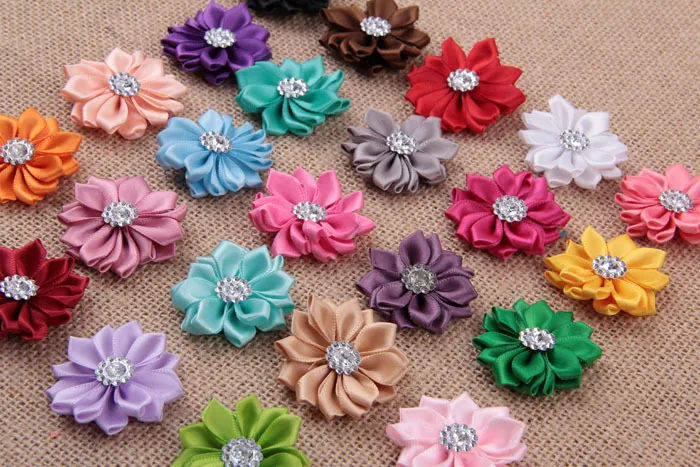 Nishine 120 stuks slot 24 kleuren satijnen lint meerlaagse bloemen met acrylknop diy haarbloemen voor meisjeskleding haaraccessoire4074390