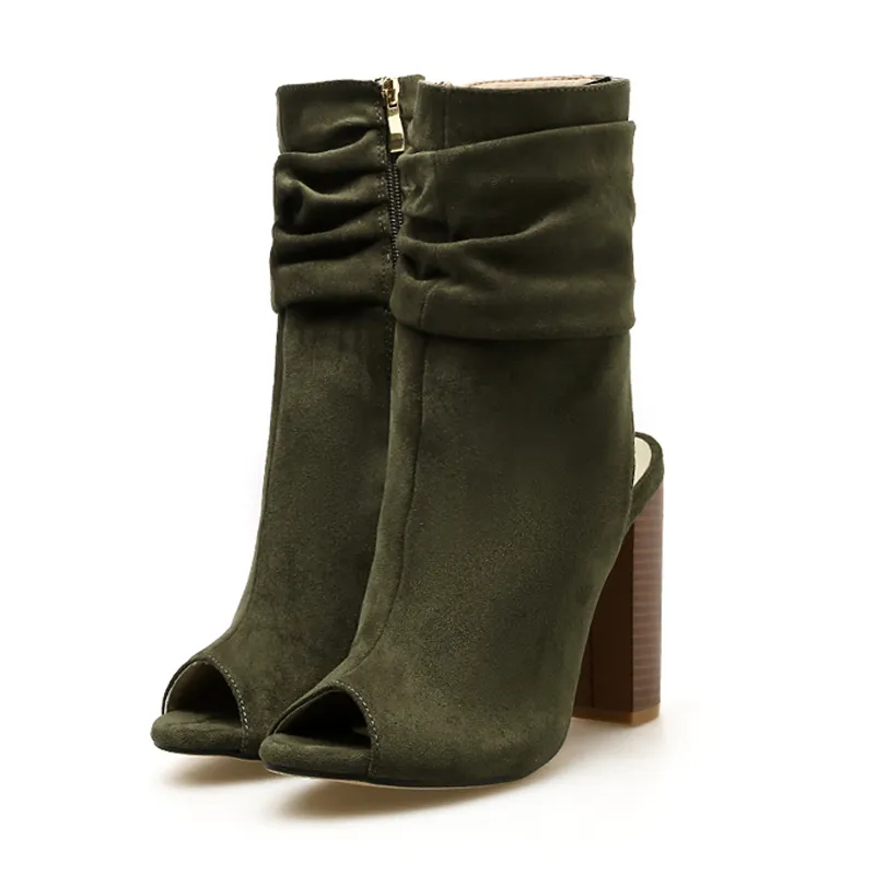 Boots store ouvertes devant