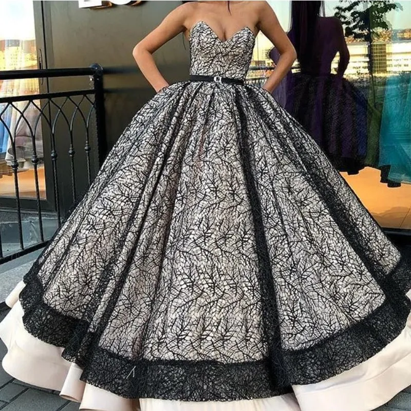 Favolosi abiti da ballo in pizzo nero Sexy scollo a V senza maniche Sash Ball Gown Abiti Quinceanera Glamorous Prom Dress Affascinante abito da sera