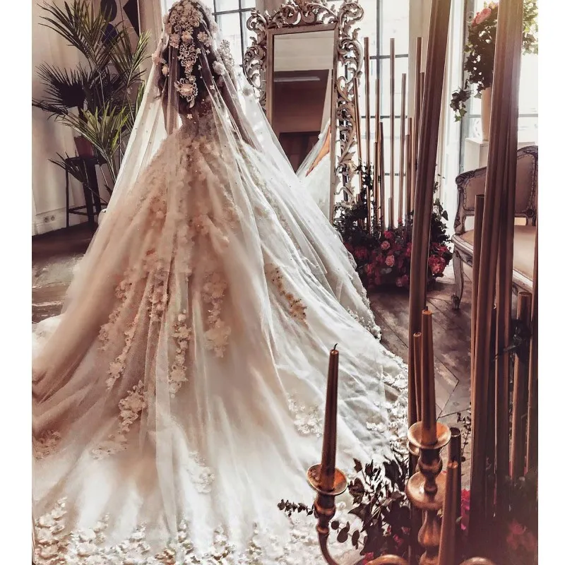 Glamorös Saudiarabisk prinsessa Bröllopsklänning med 3D Blommorapplikationer Beaded Lace Applique Ball Gown Bridal Dress Graceful Dubai Bröllopsklänningar