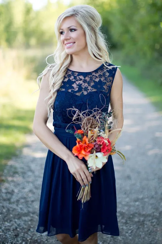 Billiga Country Style Dark Navy Short Bridesmaid Dresses Lace Top Chiffon Skirt Knee Längd En linje Brudtärna Klänningar Maid of Honor Dresses