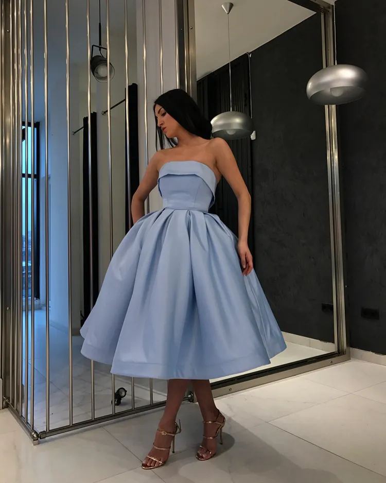 Hellblaue kurze Abendkleider für Mädchen 2022, schlicht, unter 100 formelle Kleider, trägerlos, Satin, Ballkleid, Party, Heimkehr, Cocktailkleid