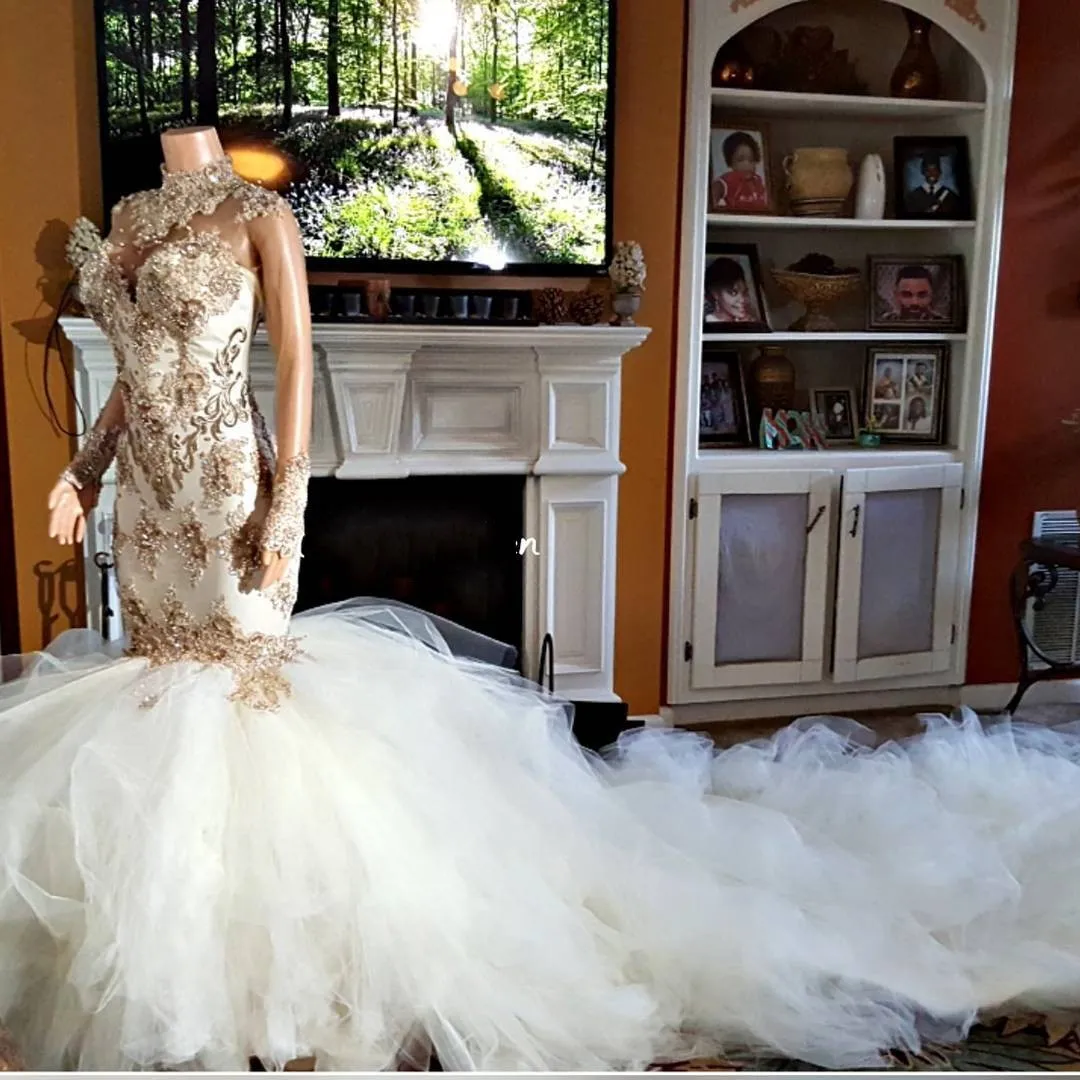 Afrika sjöjungfru bröllopsklänning med 2 meter svans hög nacke pärlor applique långa ärmar brudklänning glamorösa rena tillbaka fluffiga bröllopsklänningar