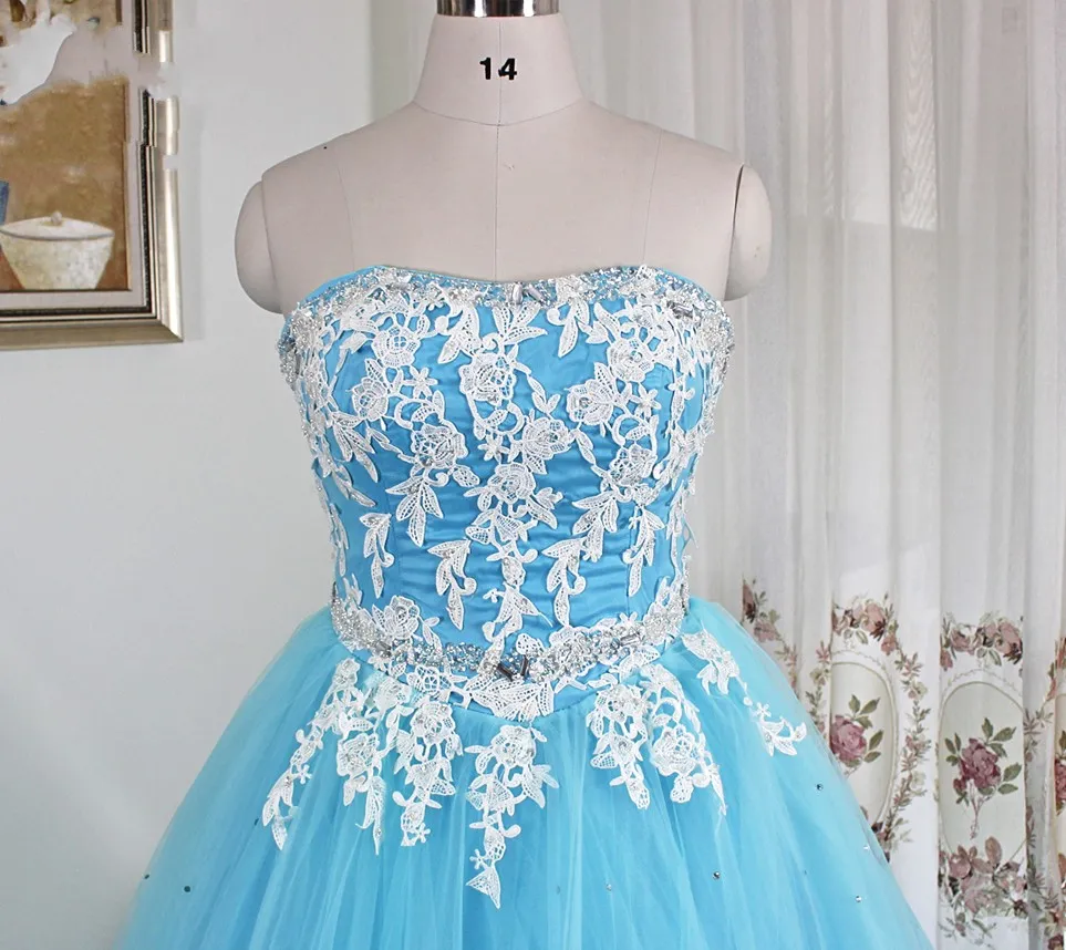 Blu con pizzo bianco Abiti Quinceanera senza spalline Nastro di cristallo Tulle Allacciatura sul retro Abiti da sera moderni da ballo di fine anno economici