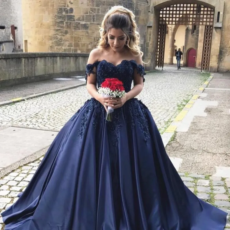 Superbe robe de bal bleu marine robes de Quinceanera sur l'épaule appliques satin perlé vert foncé Sweet 16 robes robes de bal