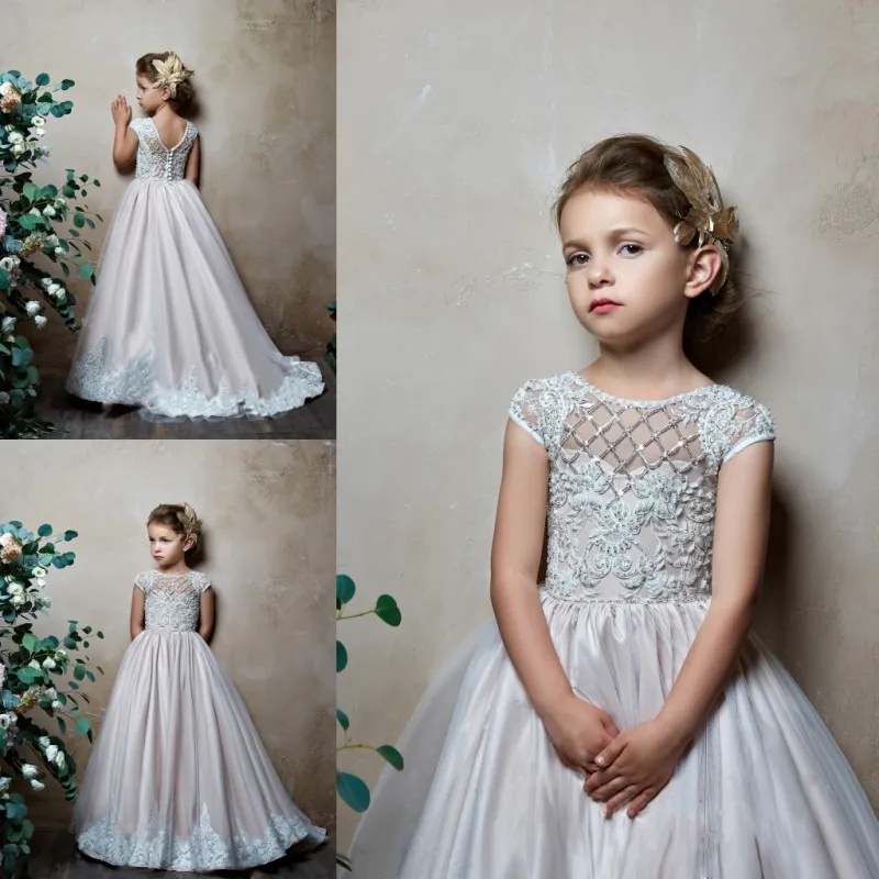 Pentelei 2019 New Arrival Flower Girl Sukienki na plażę Wesela Koronki Appliqued Little Kids Suknie Dziecięce Tanie Cap Communion Sukienka