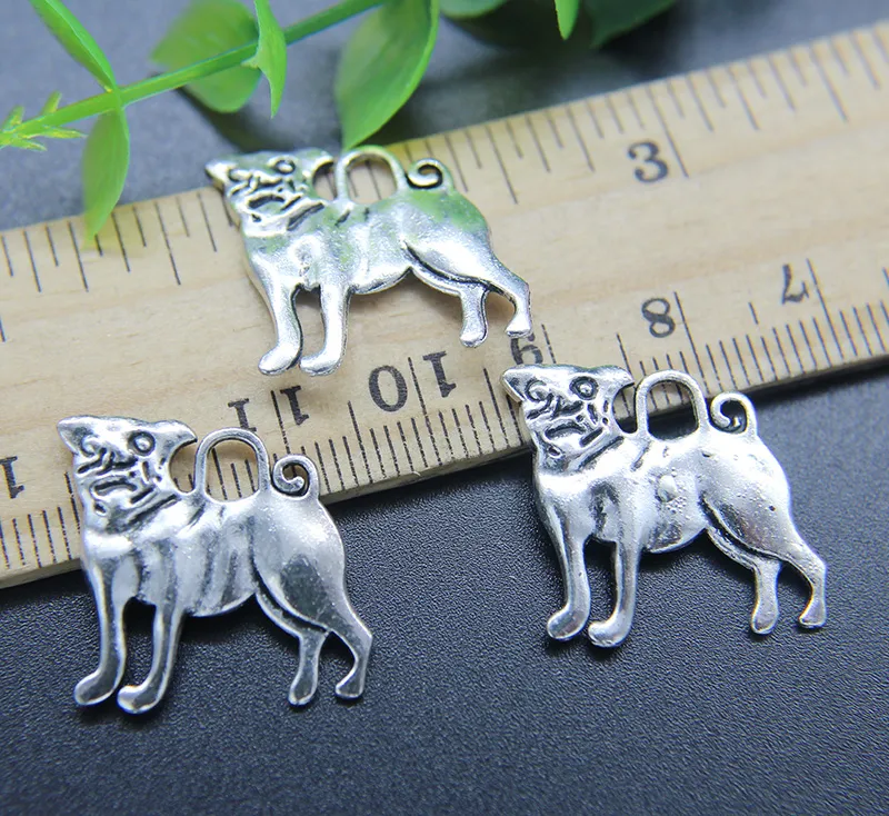 Partihandel 30st Cute Dog Pug Alloy Charms Hängsmycke Retro Smycken Göra DIY Keychain Forntida silverhänge för armband Örhängen 20 * 20mm