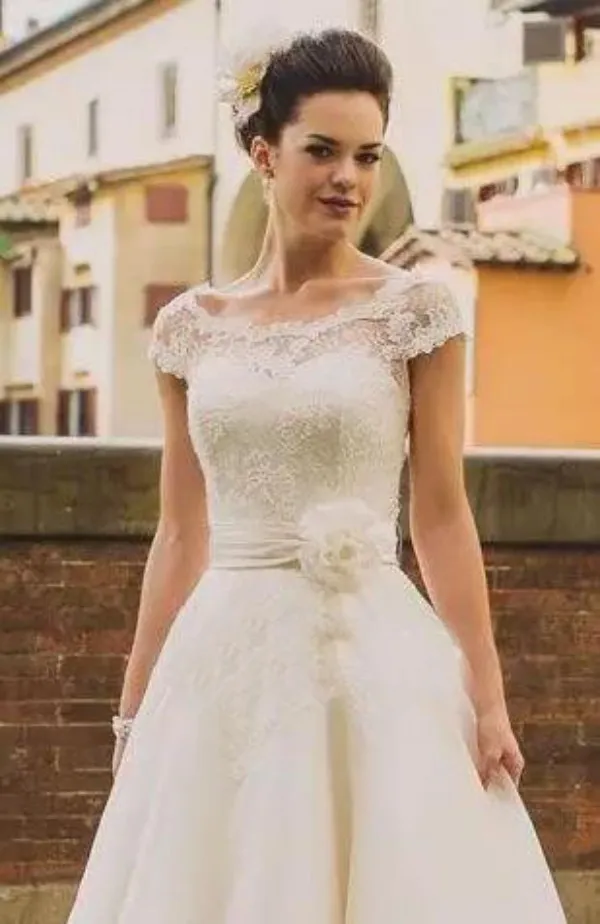 Abiti da sposa vintage stile anni '50 Illusion Neck Cap maniche Pizzo Tulle Lunghezza alla caviglia Abito da sposa corto economico con fiore fusciacca