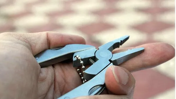 Pinza multiuso portatile multifunzione di alta qualità multifunzionale pieghevole Pocket Tools Pinza coltello Keychain Cacciavite multiuso Combinazione pinze