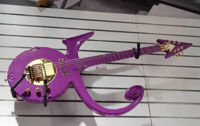 Op maat gemaakte abstracte symbool paarse regen gitaar witte paarse metalen kop met verzonken gouden groepen matching elektrische gitaar