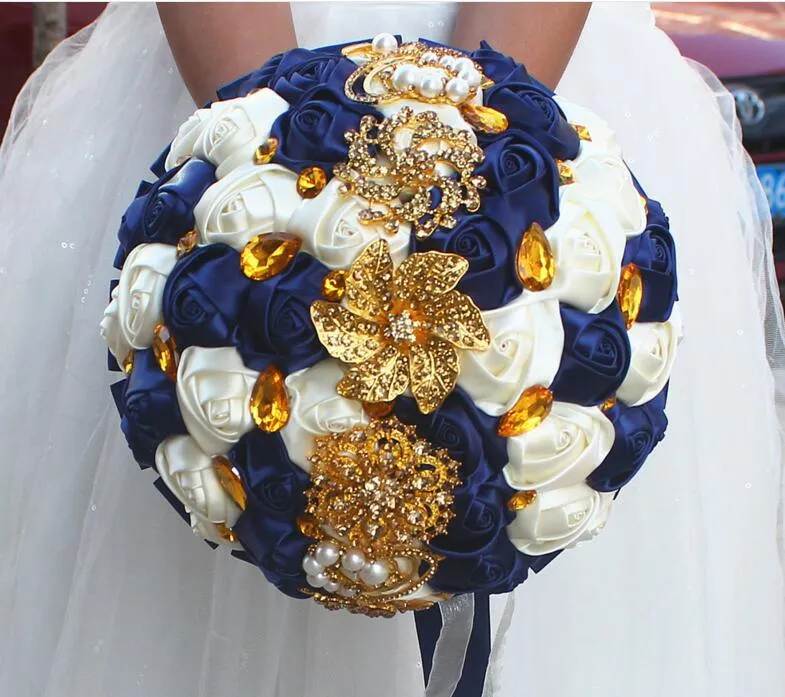 Bouquet da sposa alla moda con fiori blu scuro e crema con strass in cristallo dorato di alta qualità 2022 Nuovo designer stupendo matrimoni nuziali