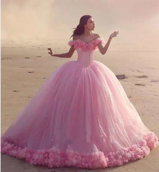 2018 rosa arabiska quinceanera bollkakor klänningar puffy off axel 3d blommor katedral tåg söt 16 billiga tulle party prom kvällsklänningar