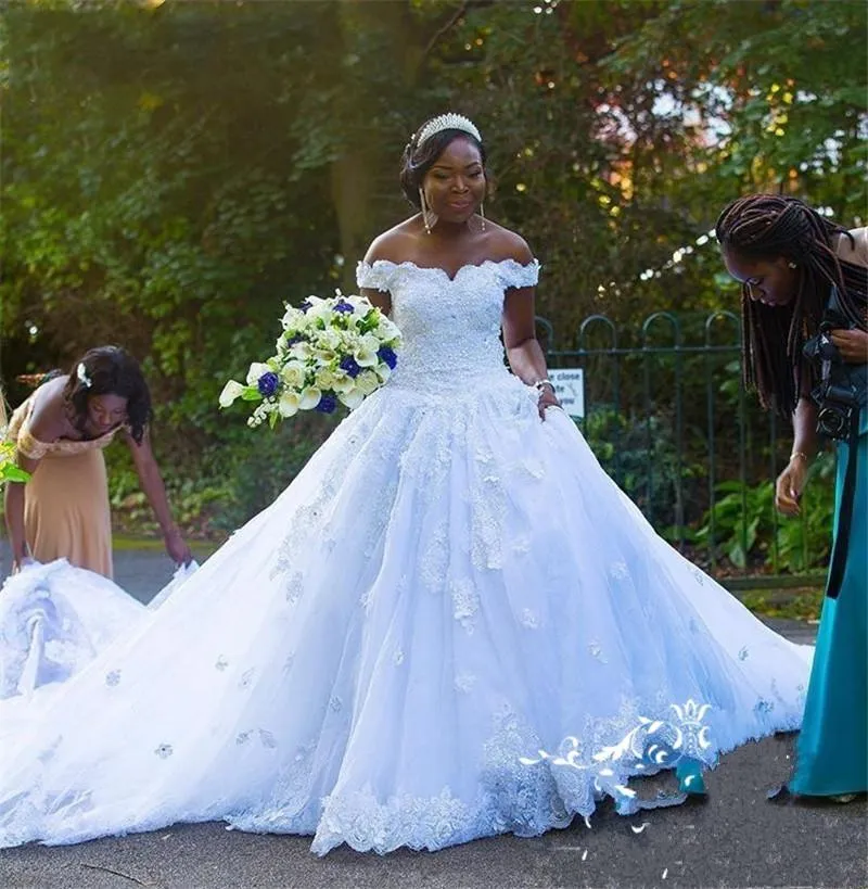 Bescheidenes schulterfreies Hochzeitskleid für schwarze Frauen, afrikanisches Designer-A-Linien-Spitzenapplikations-Pailletten mit kurzen Ärmeln, Hofschleppe, Country