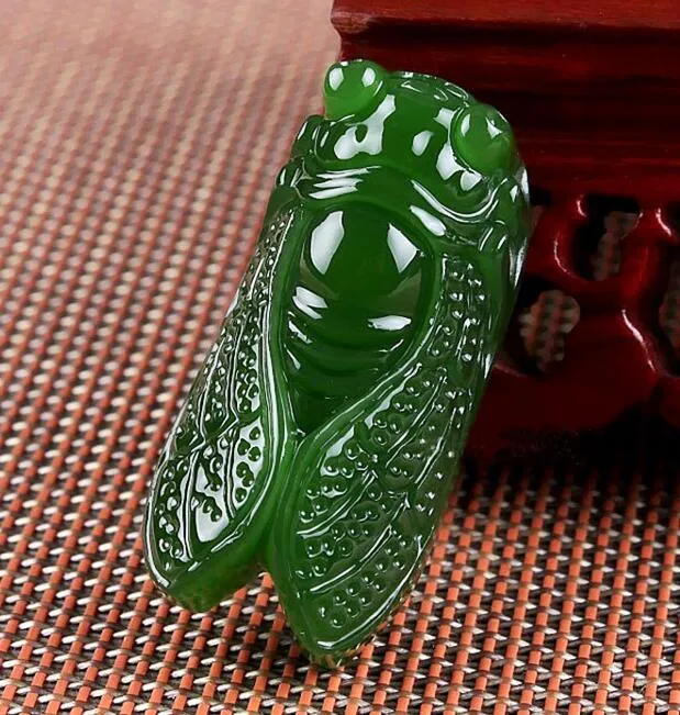 100% Doğal Yeşil yeşim Çin Oyma Koleksiyonu Doğal Taş Ağustosböceği Kolye Kolye Şanslı Muska yeşim heykeli severler kolye