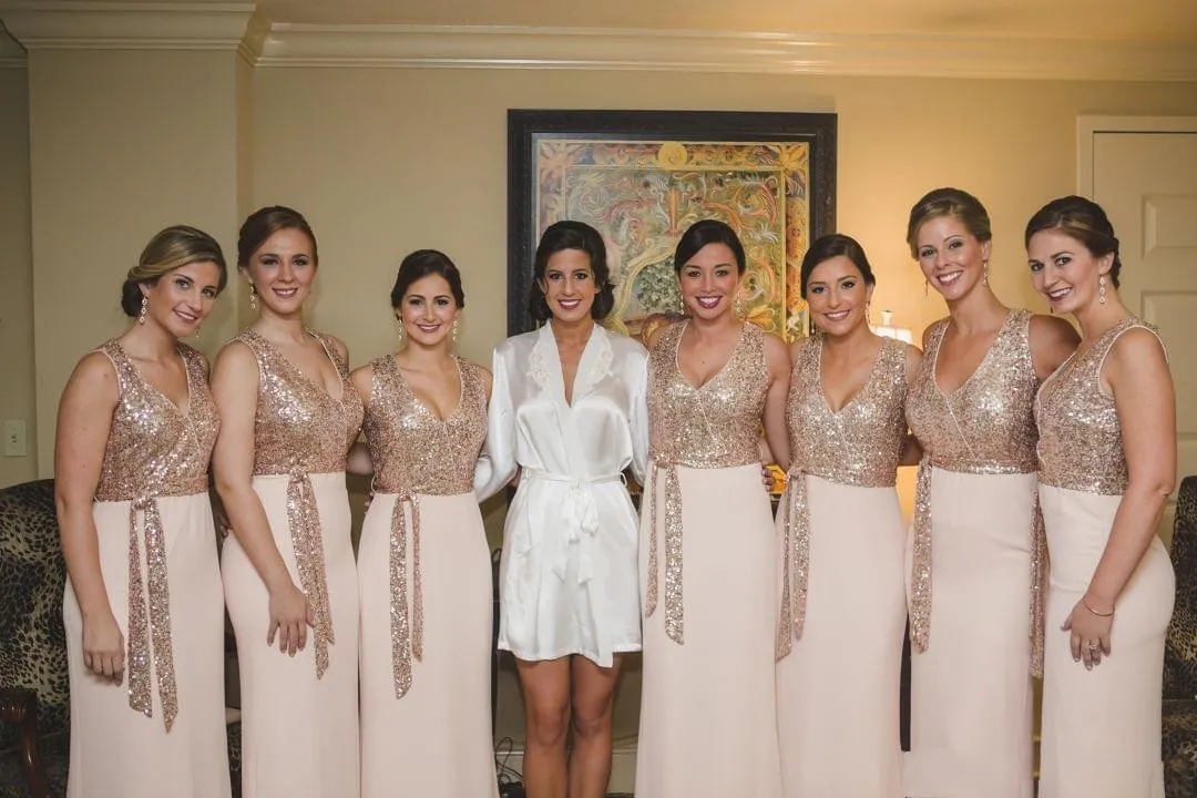 Seksi Pembe Altın payetli Onur Wedding Guest Elbise Of 2020 Pırıltılı Bling Gelinlik Modelleri V Yaka Sashes Kat Süre şifon Artı boyutu Hizmetçi