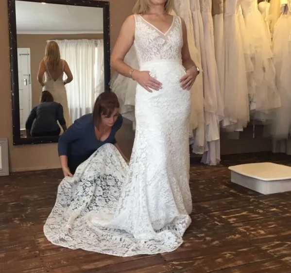 2018 Sexy Beach Mermaid Wedding Dresses Lace Fabric V Neck Illusion Bodice Court Train Fitted Bridal Gowns with Pockets