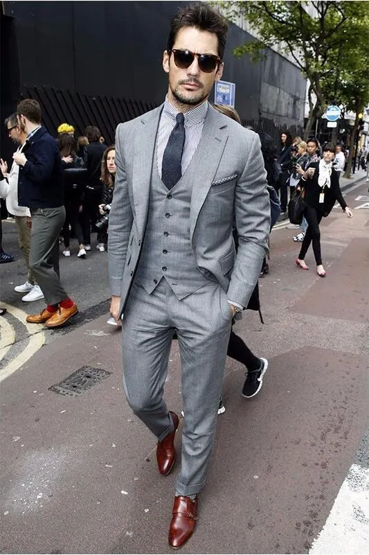 Ahorra a lo Grande en Compras al por Mayor de Groomsmen Trajes Gris Claro  Nuevas Llegadas Dos Botones Gris Claro Novio Esmoquin Padrinos De Boda