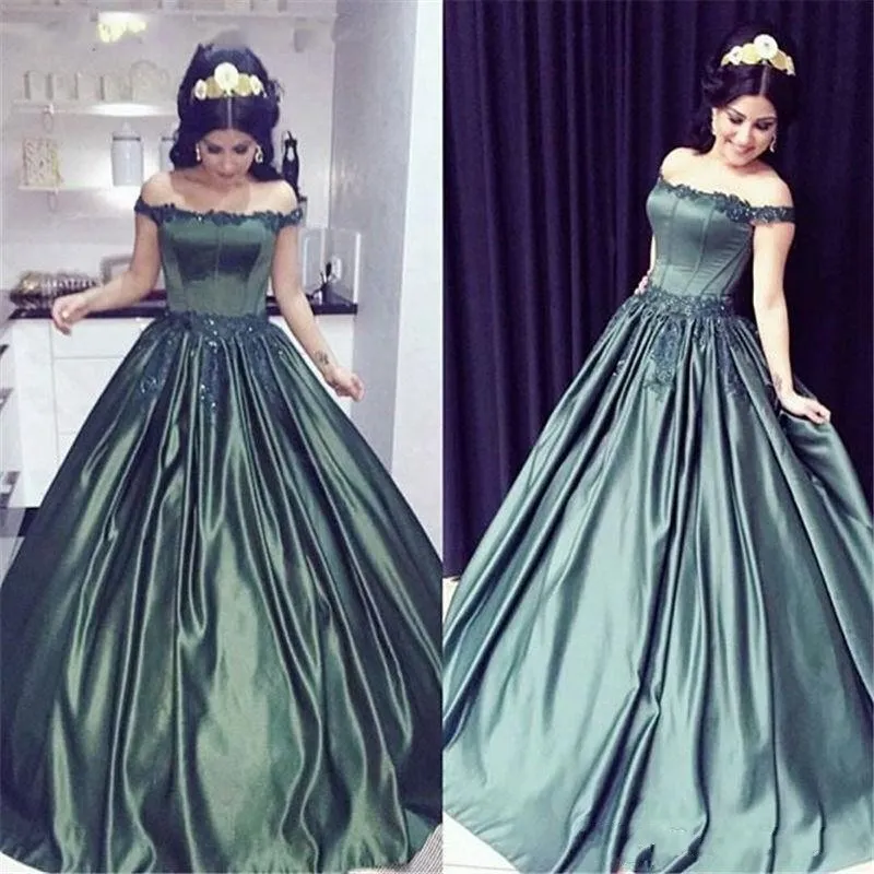 2018 Vintage Quinceanera Ball Gown Dresses Off Shoulder Hunter Green Lace Applique Pärlor Söt 16 Vestido Long Satin Party Prom Aftonklänning