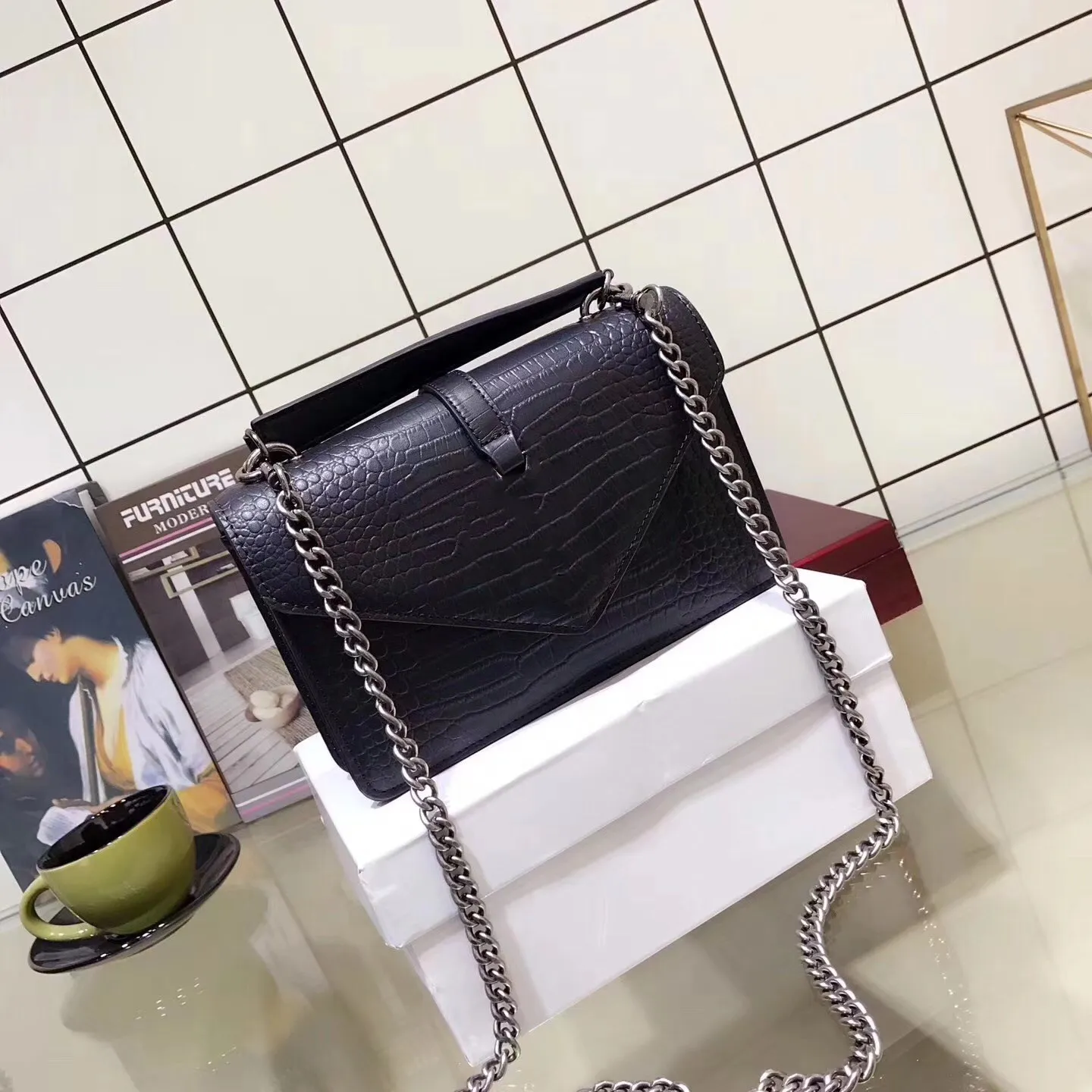 2018 The fashionable new women`s bag is made of fine quality and quality.
